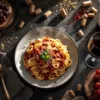 Verse pasta met tomatensaus op elegante eettafel met Zuid-Amerikaanse rode wijn en druiven in warm licht