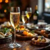 Glas champagne met gouden bubbels omringd door oesters, kaas en canapés op houten planken in luxe restaurant