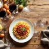 Elegante pasta met tomatensaus op houten tafel met rode en witte wijn, verse ingrediënten en warme verlichting