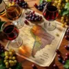 Wijnglazen met rode en witte Zuid-Amerikaanse wijnen op houten tafel met kaart van Uruguay, Argentinië, Chili en Peru