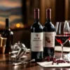 Elegante Zuid-Amerikaanse wijnflessen met kristallen glazen en sommelier gereedschap op houten tafel in luxe restaurant